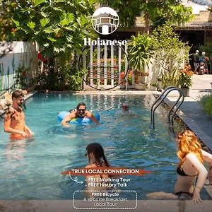 Hoianese Lip Lip Pool הוי אן
